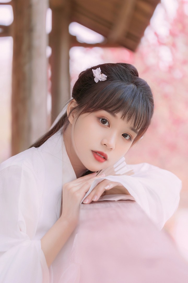 白纱汉服少女花林长廊写真,编发缀粉花