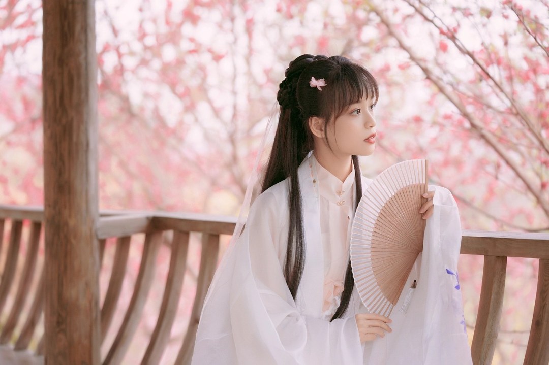 白纱汉服少女花林长廊写真,编发缀粉花