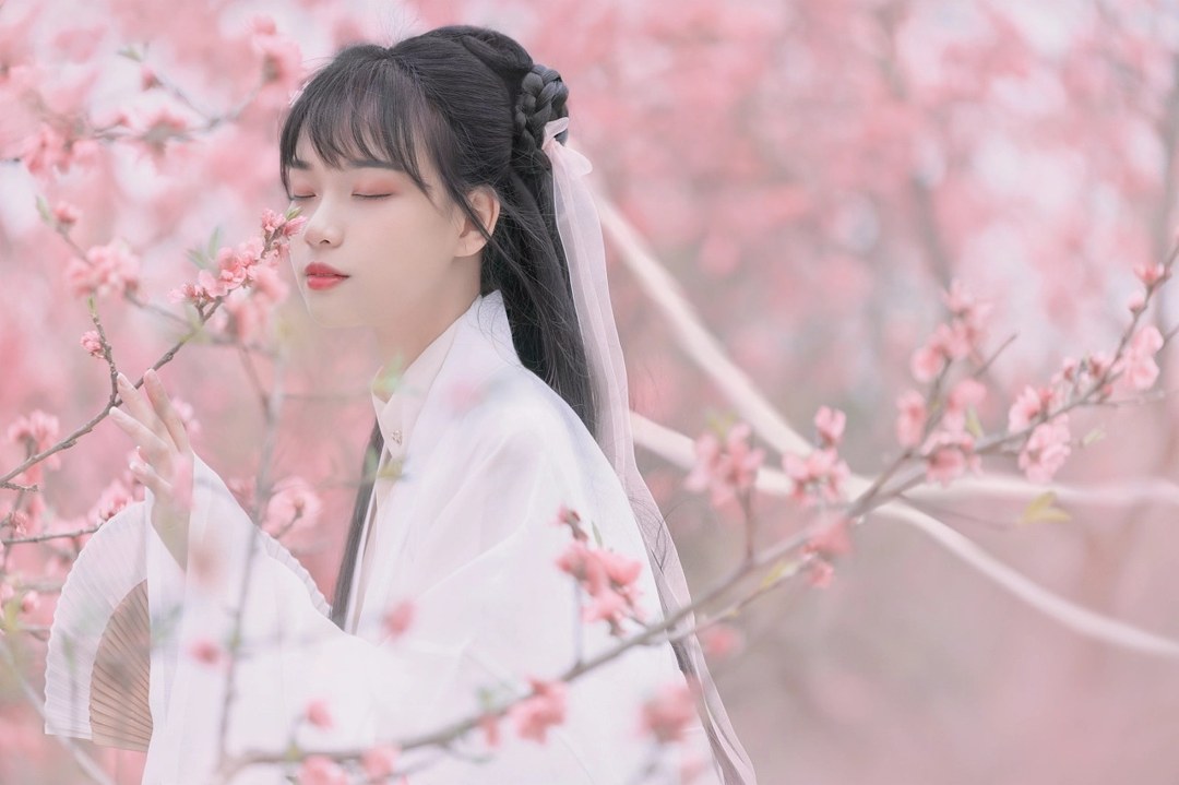 白纱汉服少女花林长廊写真,编发缀粉花