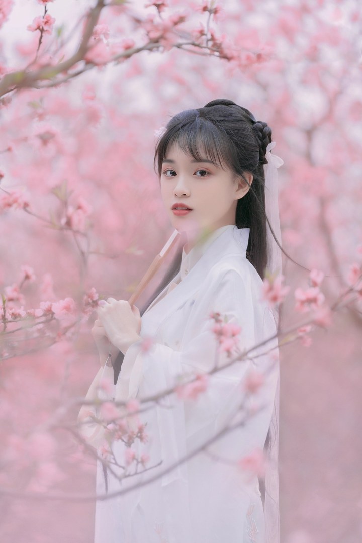 白纱汉服少女花林长廊写真,编发缀粉花