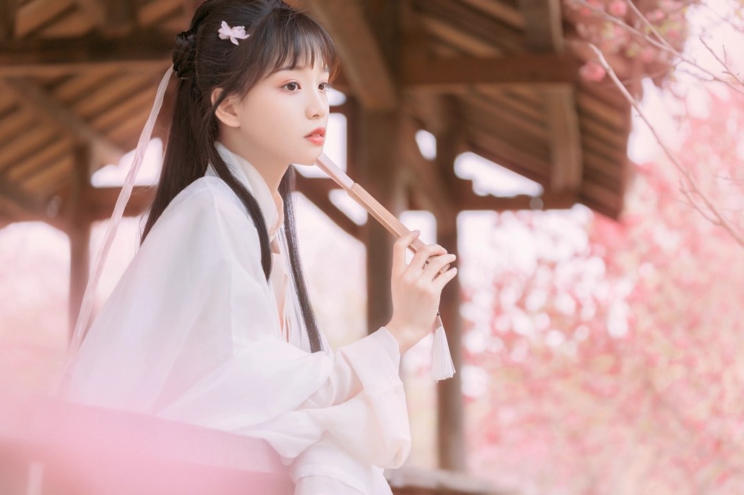 白纱汉服少女花林长廊写真,编发缀粉花