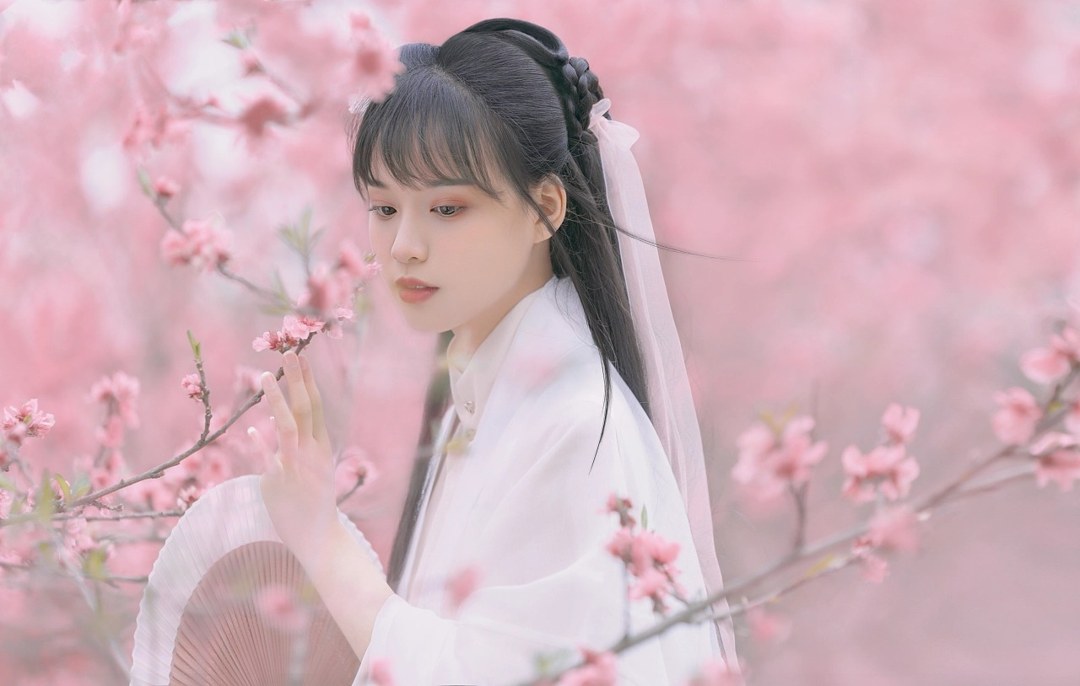 白纱汉服少女花林长廊写真,编发缀粉花