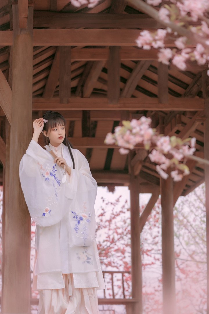 白纱汉服少女花林长廊写真,编发缀粉花