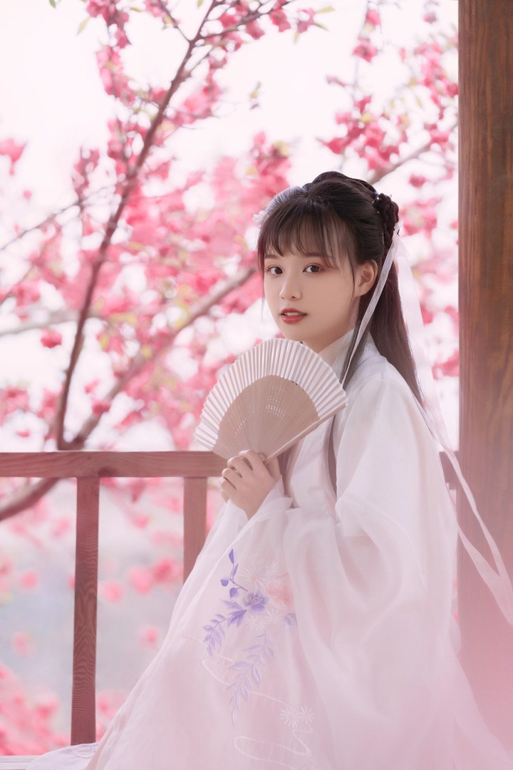 白纱汉服少女花林长廊写真,编发缀粉花