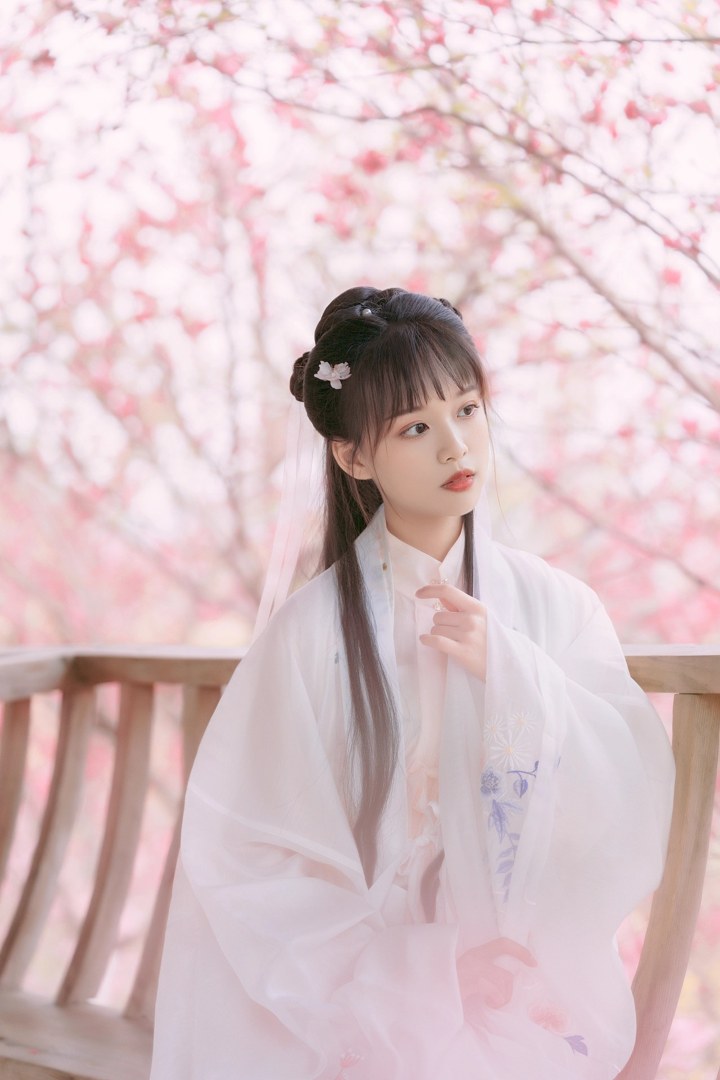 白纱汉服少女花林长廊写真,编发缀粉花