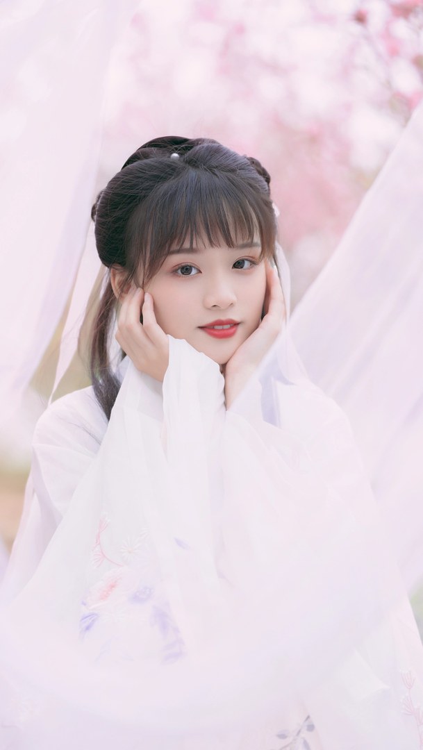 白纱汉服少女花林长廊写真,编发缀粉花