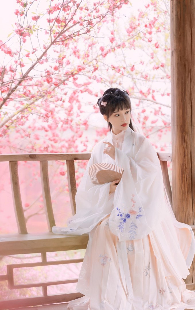 白纱汉服少女花林长廊写真,编发缀粉花
