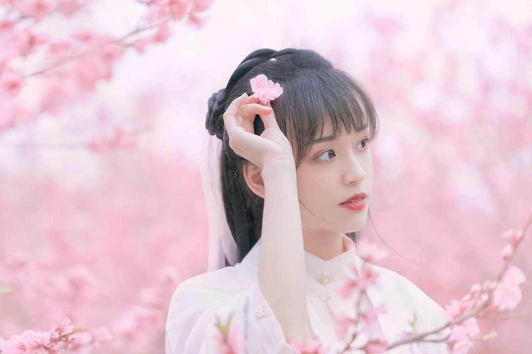 白纱汉服少女花林长廊写真,编发缀粉花