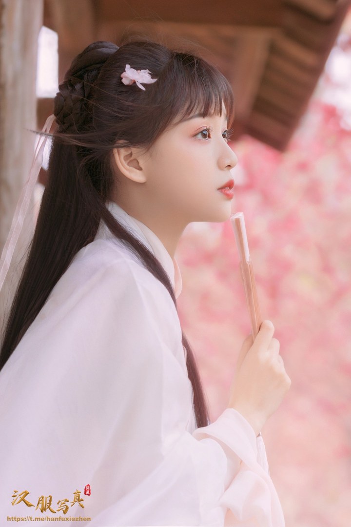 白纱汉服少女花林长廊写真,编发缀粉花